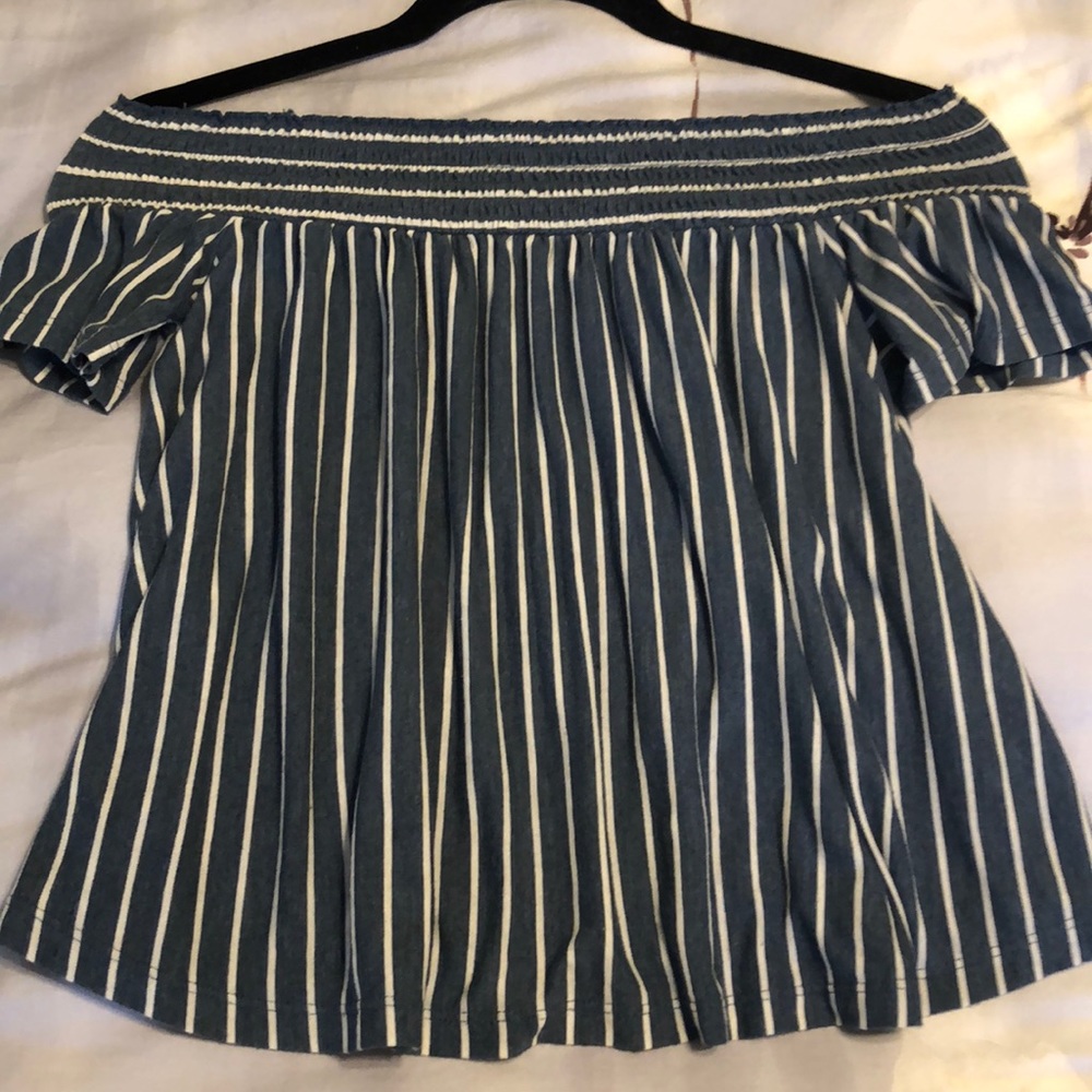 American Eagle Off Shoulder Top. XS